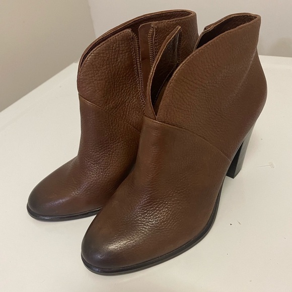 Vince Camuto Franeli Brown Leather Stacked Heel Ankle Boots Bootie Size 6.5 - Picture 1 of 5